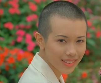 Mạc Văn Úy cũng là một trong những sao nữ hết mình vì vai diễn, không bao giờ sợ xấu khi lên hình. Khi cạo đầu để hóa thân vào nhân vật ni cô, Mạc Văn Úy khá hợp với mốt không tóc như thế này.