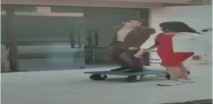 Nam thần cao 1,9m trong truyền thuyết Henry Mark hóa ra phải dùng đến xe đẩy để có thể xứng lứa vừa đôi với bạn diễn. Điều này không thể tránh khỏi bởi bạn diễn của anh là một VĐV bóng chuyền cao tới 1,91m. CDM đã cười muốn nội thương khi hậu trường cảnh quay này bị vạch trần.