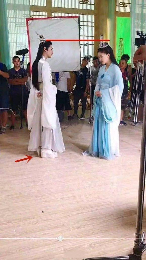 La Vân Hi được biết đến là sao nam nhỏ người của làng giải trí Hoa ngữ. Chính vì thấp bé nhẹ cân nên khi đứng cạnh các sao nữ, đoàn phim Hương Mật Tựa Khói Sương đã phải dùng đủ chiêu để đôn chiều cao lên cho anh. Ví dụ như trong cảnh quay này, La Vân Hi phải mang một đôi giày độn như đi cà kheo thế này.