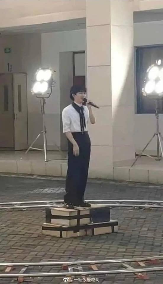 'Nhi đồng' Châu Thâm phải đứng trên bục siêu cao do chiều cao khiêm tốn của mình.