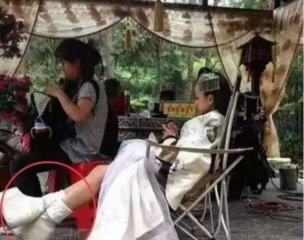 Cứ ngỡ đôi giày của Cúc Tịnh Y đã khủng lắm rồi nhưng khi nhìn đến giày của Dương Dung mới thấy đâu là đẳng cấp. Có phải vì đôi giày độn chiều cao này mà Dương Dung lười đi diễn.