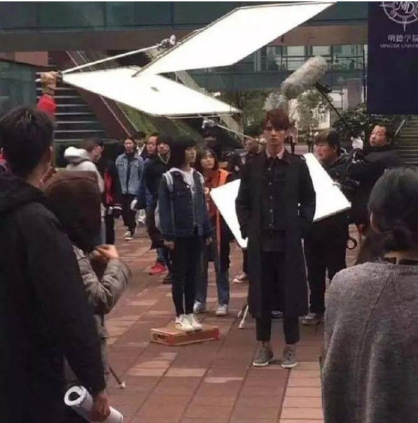 Vóc dáng nhỏ bé của Thẩm Nguyệt khiến cô luôn lép vế trước các bạn diễn có chiều cao vượt trội. Vì vậy, trong các cảnh tĩnh cô thường phải dùng đến bục tôn chiều cao.