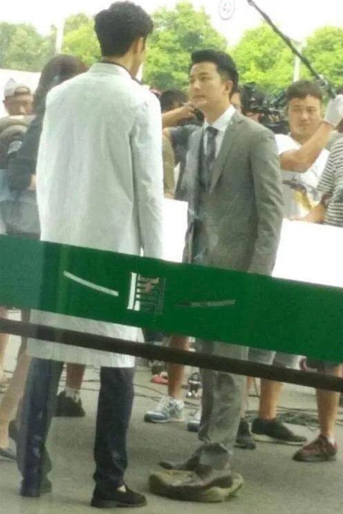 Nam diễn viên Hoàng Hiên cao khoảng 1,77m nhưng khi đứng cùng với Cao Vỹ Quang có chiều cao trên 1,9m thì không thấm vào đâu. Vì vậy anh cũng được độn chiều cao để có thể nhìn thẳng mặt mà nói chuyện với bạn diễn.