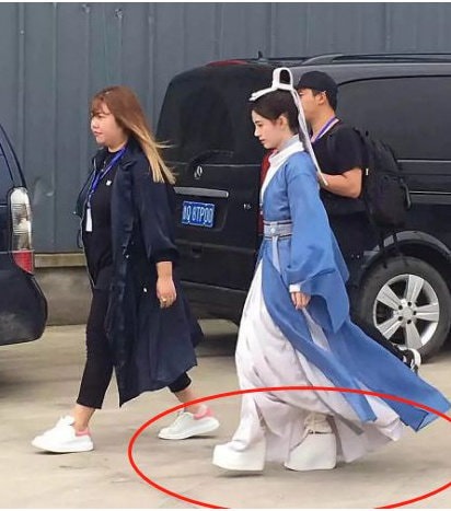 Cúc Tịnh Y khai chiều cao là 1,59m nhưng khi cô đi đôi giày cà kheo này vẫn lọt thỏm giữa dàn diễn viên nam trong phim. Vậy thì chiều cao này liệu có phải là thật?