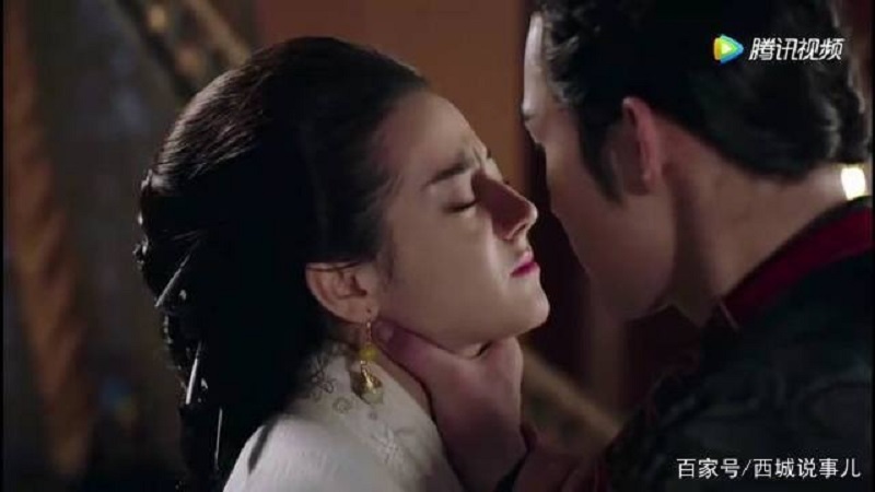 Địch Lệ Nhiệt Ba và bạn diễn Trương Bân Bân cũng từng có màn bạo hành khá chân thật như thế này. Đôi tay nam chính nổi gân, gương mặt Nhiệt Ba cũng co lại, đầy đau đớn và bất lực. Liệu có ai chê Địch Lệ Nhiệt Ba diễn đơ lúc này không?