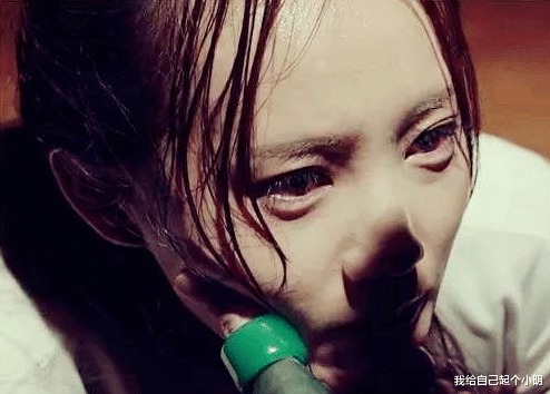 Những khán giả từng theo dõi bộ phim Mị Giả Vô Cương mà Lý Nhất Đồng tham gia hẳn sẽ còn nhớ chi tiết cô bị chặn cổ đầy kịch tính. Nhân vật Vãn Mị của cô từng bị một người đàn ông bóp nghẹt. Khi bị siết cổ, Lý Nhất Đồng đã thể hiện được sự tuyệt vọng thông qua ánh mắt. Chính vì vậy mà rất nhiều CDM và bạn bè đồng nghiệp đã khen ngợi kỹ năng diễn xuất của cô nàng.