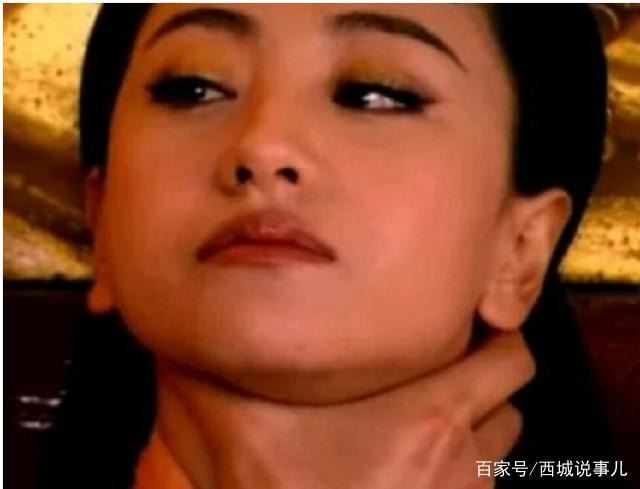 Dương Dung luôn là một sao nữ được công nhận về thực lực dù tài nguyên không mấy sáng sủa. Cảnh siết cổ này đã chứng tỏ điều đó. Trên gương mặt cô vừa có sự chịu đựng, vừa có sự căm hận đầy kịch tính.