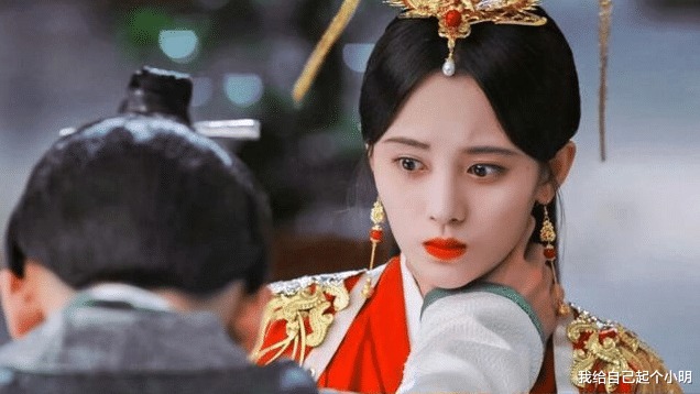 Cúc Tịnh Y được gọi là 'mỹ nhân 4.000 năm', điều này đủ để thấy nhan sắc của cô xinh đẹp kiều diễm cỡ nào. Bộ phim Vân Tịch Truyện mà cô tham gia đóng chính cũng gây được tiếng vang lớn. Trong phim có cảnh 'Tần Vương' Trương Triết Hạn bóp cổ Cúc Tịnh Y vào đêm tân hôn. Biểu cảm phồng má, trợn mắt của Cúc Tịnh Y khi ấy được người hâm mộ khen là dễ thương. Tuy nhiên, khán giả và người qua đường khi nhìn cảnh này chỉ thấy một màu 'giả trân'.