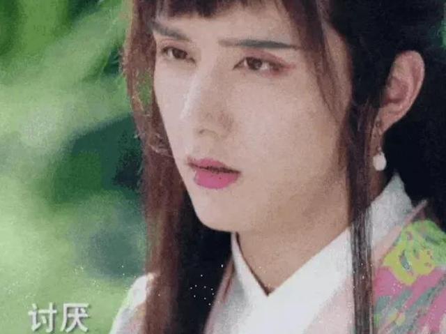 Trong Đại Tống Thiếu Niên Chí, Trương Tân Thành từng giả gái khi làm nhiệm vụ. Diện mạo của anh chàng không tệ, vẫn có thể đạt điểm đậu.