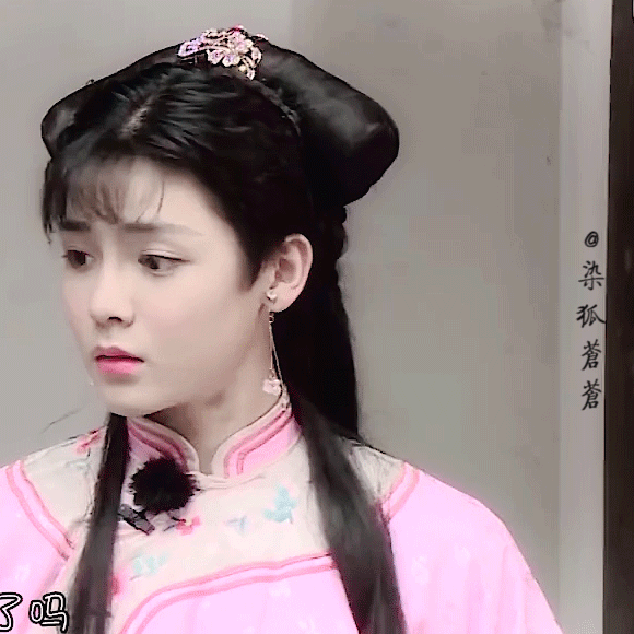 Hầu Minh Hạo hóa thân thành một mỹ nhân cổ trang từng khiến CDM xôn xao. Không cần trang điểm đậm, 'cô nương' Hầu Minh Hạo xuất hiện vừa dịu dàng, vừa quyến rũ, biểu cảm khuôn mặt ngây ngây thơ thơ vô cùng đáng yêu.