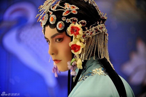 Mã Thiên Vũ là một sao nam có vóc dáng cao ráo, rắn rỏi nhưng đường nét trên mặt lại thanh tú. Nam ca sĩ giả gái lần đầu trong một MV ca nhạc. Sau đó, anh còn xuất hiện trong tạo hình kinh kịch thực sự quá đẹp. Lớp trang điểm dường như đã làm lu mờ mọi nét nam tính trên gương mặt, khiến anh ấy xuất hiện lộng lẫy như một nữ thần.