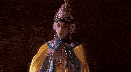 Bộ phim Bá Vương Biệt Cơ mà Trương Quốc Vinh tham gia là một tác phẩm kinh điển. Từ cái nhíu mày, nụ cười cho tới nét phẫn nộ của Trương Quốc Vinh trong phim đều khiến khán giả mơ hồ, không thể phân biệt được đây là nam hay nữ.