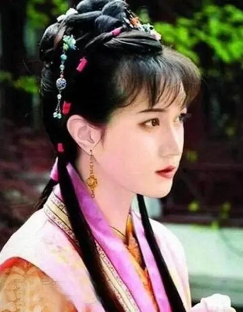 Bức ảnh giả gái này của Lục Nghị không phải 'hàng thật' mà là sản phẩm của photoshop. Tuy nhiên, nhan sắc xinh đẹp của Lục Nghị khiến anh bất ngờ trở thành một trong những sao nam có ngoại hình đẹp nhất làng giải trí Hoa ngữ.