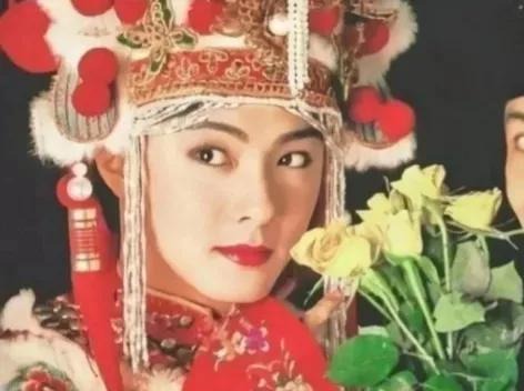 Tạo hình tân nương vô cùng xinh đẹp của Trương Vệ Kiện. Mọi đường nét thô kệch của người đàn ông dường như đã biến mất.