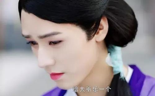 Khi giả gái, Cung Tuấn không vẽ lố lên mặt mà chỉ tô vẽ nhẹ nhàng, tôn lên những đường nét tinh xảo của khuôn mặt. Hơn nữa, anh chàng còn khéo léo tỏ ra yếu đuối, khiến nhân vật càng chân thật hơn.