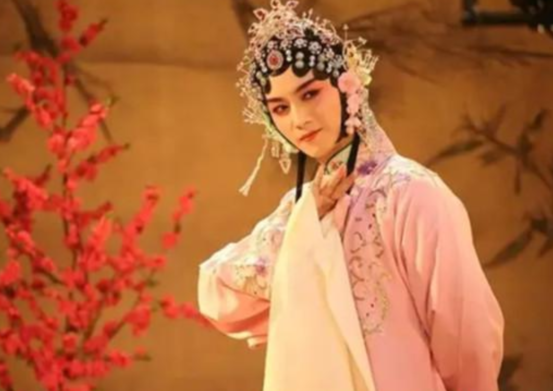 Việc giả gái trong Năm Ấy Hoa Nở Trăng Vừa Tròn của Trần Hiểu thực sự rất tuyệt vời. Các đường nét trên gương mặt anh ấy vô cùng hài hòa với trang phục. Khuôn mặt thanh tú, đôi mắt phượng dài, đôi lông mày phong trần, cử chỉ quyến rũ tột cùng... Tất cả kết hợp lại khiến hầu hết chị em phụ nữ phải ghen tị.