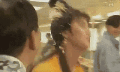 Khi mặc quần áo nam bình thường, Trương Vệ Kiện không hề nữ tính, thậm chí còn có chút hơi thô. Nhưng khi đã khoác lên mình bộ đồ phụ nữ, anh ấy lại yểu điệu, thục nữ và khiến người ta kinh ngạc. Cái kiểu nhõng nhẽo này của Trương Vệ Kiện liệu có khiến chàng trai nào tan chảy?