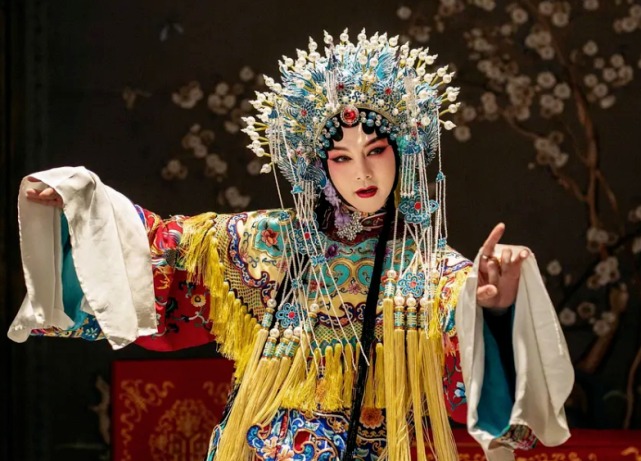 'Bà thím' Doãn Chính vốn sở hữu gương mặt tròn như phụ nữ nên không gặp khó khăn trong tạo hình nữ giới. Khi cải trang thành nhân vật diễn kinh kịch, anh ấy uyển chuyển, mềm mại chẳng khác gì một cô gái đích thực.