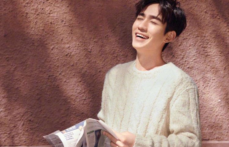 Người đầu tiên phải kể đến là Chu Nhất Long. Trong vài năm trở lại đây, anh được khán giả công nhận nhờ những vai diễn ấn tượng trong Trấn Hồn, Kẻ Phản Nghịch. Trên thực tế, thời gian ra mắt của Chu Nhất Long không hề ngắn. Anh đã tham gia rất nhiều phim nhưng tên tuổi lại chưa được biết đến. Tuy nhiên, cơ hội thì luôn dành cho những ai luôn sẵn sàng. Sau nhiều năm tôi luyện, Chu Nhất Long giờ đã trở thành sao nam hạng nhất. Tuy nhiên, anh vẫn rất nhút nhát, không chủ động đến gần các bạn diễn nữ, không scandal, chỉ dùng kỹ năng diễn xuất để nói chuyện với mọi người.