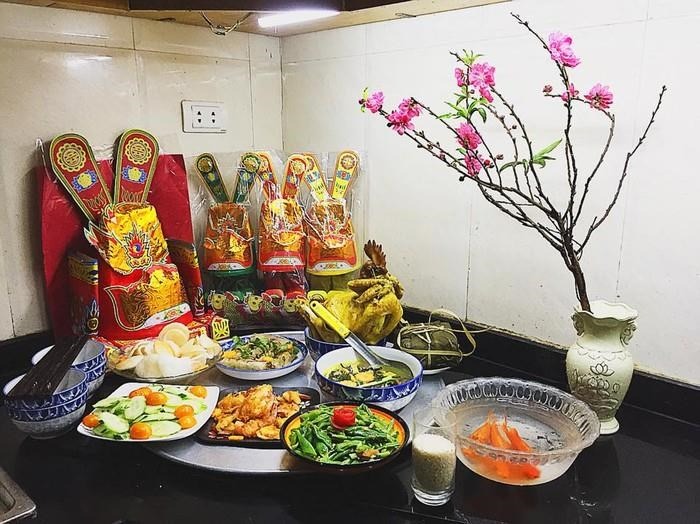 Một mâm cỗ cúng ông Công, ông Táo đầy đủ lễ vật. Một mâm cỗ cúng ông Công, ông Táo đầy đủ lễ vật.