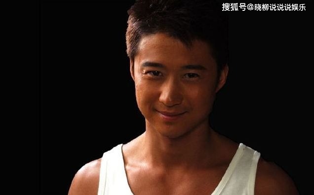 'Ông hoàng phòng vé' Ngô Kinh đã lên tới đỉnh cao sự nghiệp. Bên cạnh đó, anh còn may mắn có được một gia đình hạnh phúc. Bà xã của anh, Tạ Nam chính là người đứng sau mọi thành công của chồng. 'Gái có công, chồng chẳng phụ', khi trở về nhà Ngô Kinh luôn rất yêu chiều vợ. Thậm chí, Ngô Kinh còn tự tay làm những món ăn vặt mà vợ yêu thích.