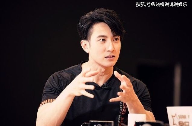 Ngô Tôn đã lên chức bố nhưng ngoại hình vẫn trẻ trung như thời đóng phim thần tượng. Nếu ai theo dõi nam diễn viên từ những ngày chưa nổi tiếng thì biết Ngô Tôn đã có mối tình giấu kín với bà xã Lâm Lệ Oánh gần 20 năm. Khi chuyện tình của 2 vợ chồng Ngô Tôn bị khui ra, rất nhiều người bị sốc. Thời điểm đó, Ngô Tôn bị chỉ trích là tham lam, vừa muốn có vợ đẹp con ngoan, lại muốn giữ được khán giả bên mình. Tuy nhiên, rất có thể Ngô Tôn không muốn đời sống cá nhân của mình bị soi mói quá nhiều nên mới làm như vậy.