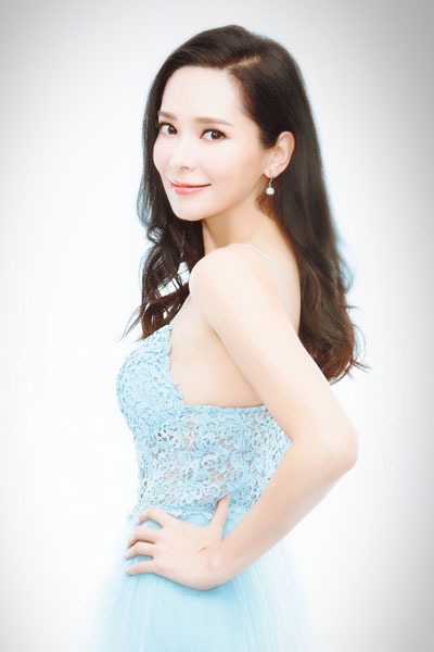 Hoa hậu Hong Kong Quách Thiện Ni cũng từng là một tiếp viên hàng không. Sau khi tham gia cuộc thi hoa hậu, cô bước chân vào làng giải trí và có nhiều vai diễn ấn tượng.