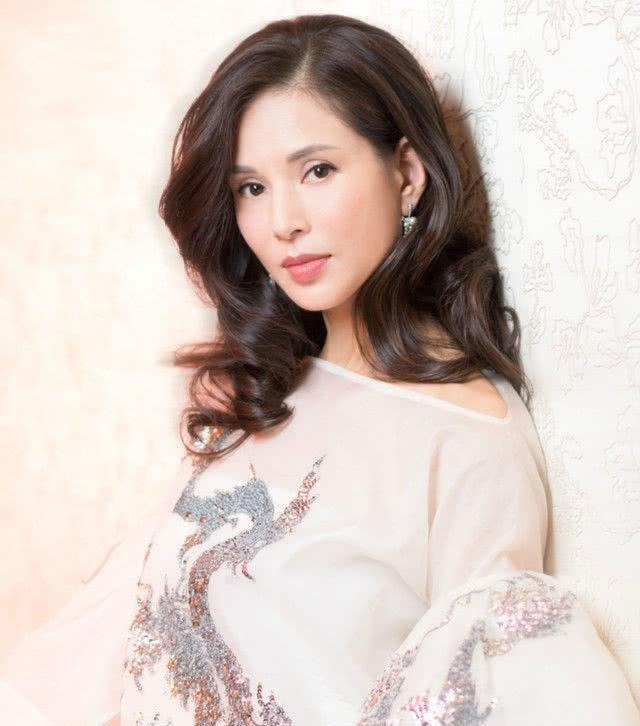 'Tiểu Long Nữ' Lý Nhược Đồng cũng từng là tiếp viên hàng không trước khi trở thành diễn viên. Tuy nhiên, vào năm 1993, cô xin nghỉ việc vì những lùm xùm ở nơi làm việc. Sau đó, cô nhận đóng quảng cáo và dần dần được đóng phim. Nhà văn Kim Dung đã gọi Lý Nhược Đồng là 'Tiểu Long Nữ trong trái tim ông'. Rất nhiều khán giả cũng coi phiên bản 'Tiểu Long Nữ' của Lý Nhược Đồng là kinh điển.