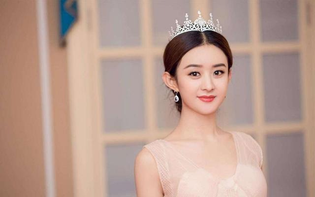 Triệu Lệ Dĩnh, 'nữ hoàng' điện ảnh và truyền hình Hoa ngữ không được đào tạo diễn xuất bài bản. Trước kia, cô từng theo học chuyên ngành tiếp viên hàng không tại một trường trung cấp kỹ thuật. Tuy học lực tốt và ngoại hình đáp ứng được yêu cầu của ngành này nhưng do điều kiện gia đình hạn chế nên Triệu Lệ Dĩnh bỏ học đi làm. Sau đó, cô tham gia một chương trình tìm kiếm tài năng và chính thức dấn thân vào showbiz.