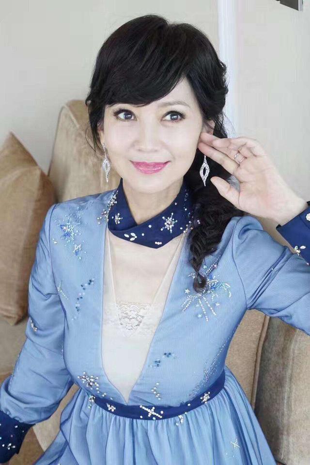 Nhắc tới Triệu Nhã Chi, người ta sẽ nghĩ ngay đến hình tượng kinh điển Bạch Tố Trinh trong Bạch Nương Tử Truyền Kỳ. Hiện tại, bà còn được CDM xứ Trung xưng tụng là 'nữ thần không tuổi'. Nếu Triệu Nhã Chi sinh ra ở thời điểm hiện tại thì những mỹ nhân trẻ bây giờ có lẽ 'không có cửa' để so nhan sắc với bà. Trên thực tế, khi còn trẻ bà từng làm tiếp viên hàng không. Tuy nhiên, sau một thời gian gắn bó với công việc này, Triệu Nhã Chi cảm thấy mệt mỏi với việc bay trên bầu trời cả ngày. Bà muốn tìm lại niềm đa mê trong cuộc sống nên đã rời bỏ nghề tiếp viên hàng không và bước chân vào làng giải trí.