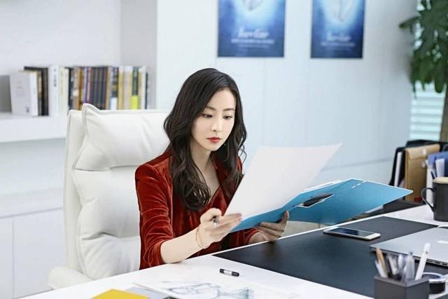 Lin Jing là một người phụ nữ có khí chất tuyệt vời. Khi còn trẻ, cô đã tham gia phỏng vấn tiếp viên hàng không để thử sức và cứ như vậy được nhận. Sau đó, cô tình cờ bén duyên nghiệp diễn và làm diễn viên từ đó đến giờ.