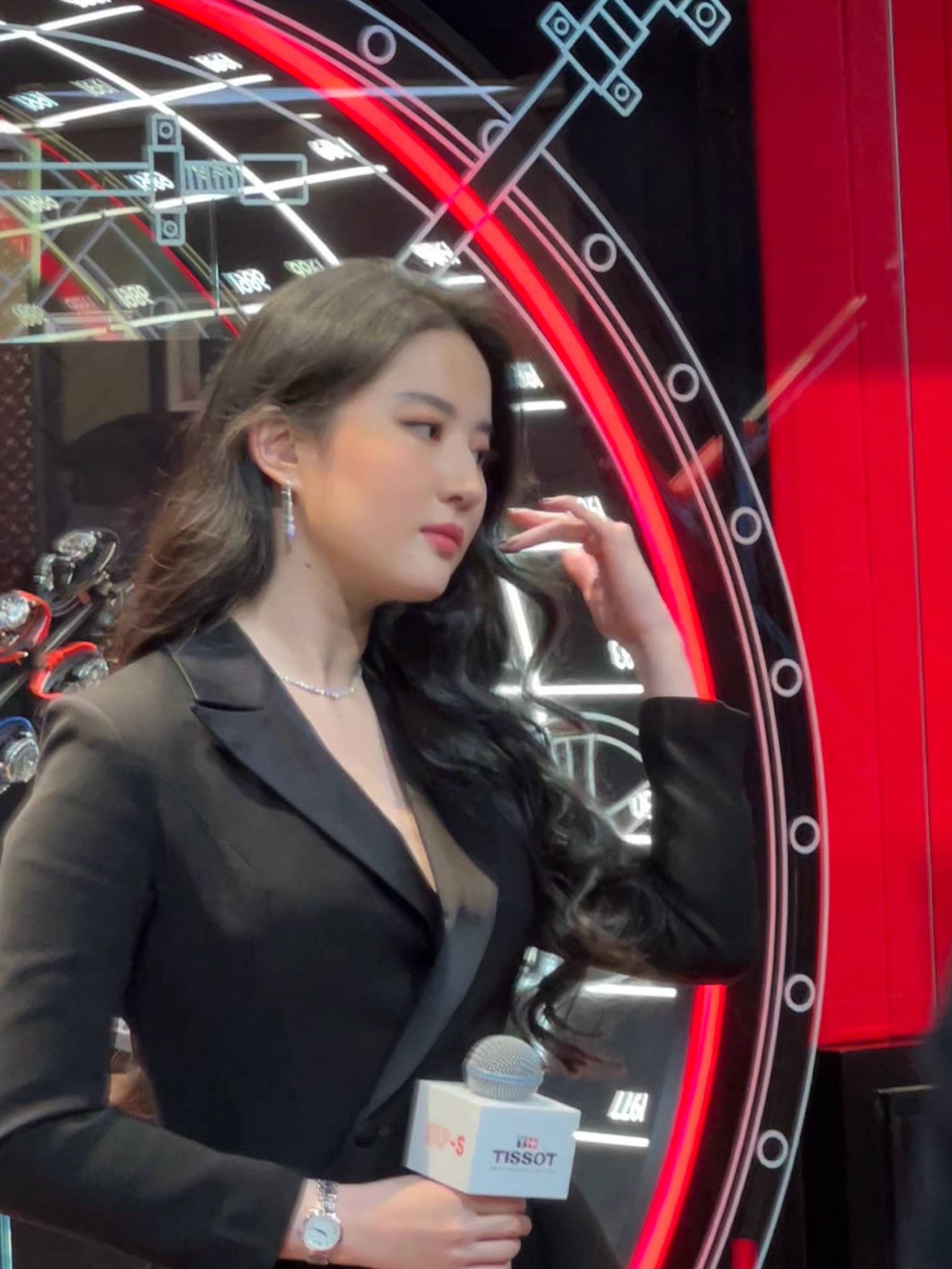 Làn da trắng mịn, căng mướt của Lưu Diệc Phi khiến dân tình nhìn muốn nín thở vì quá đẹp.