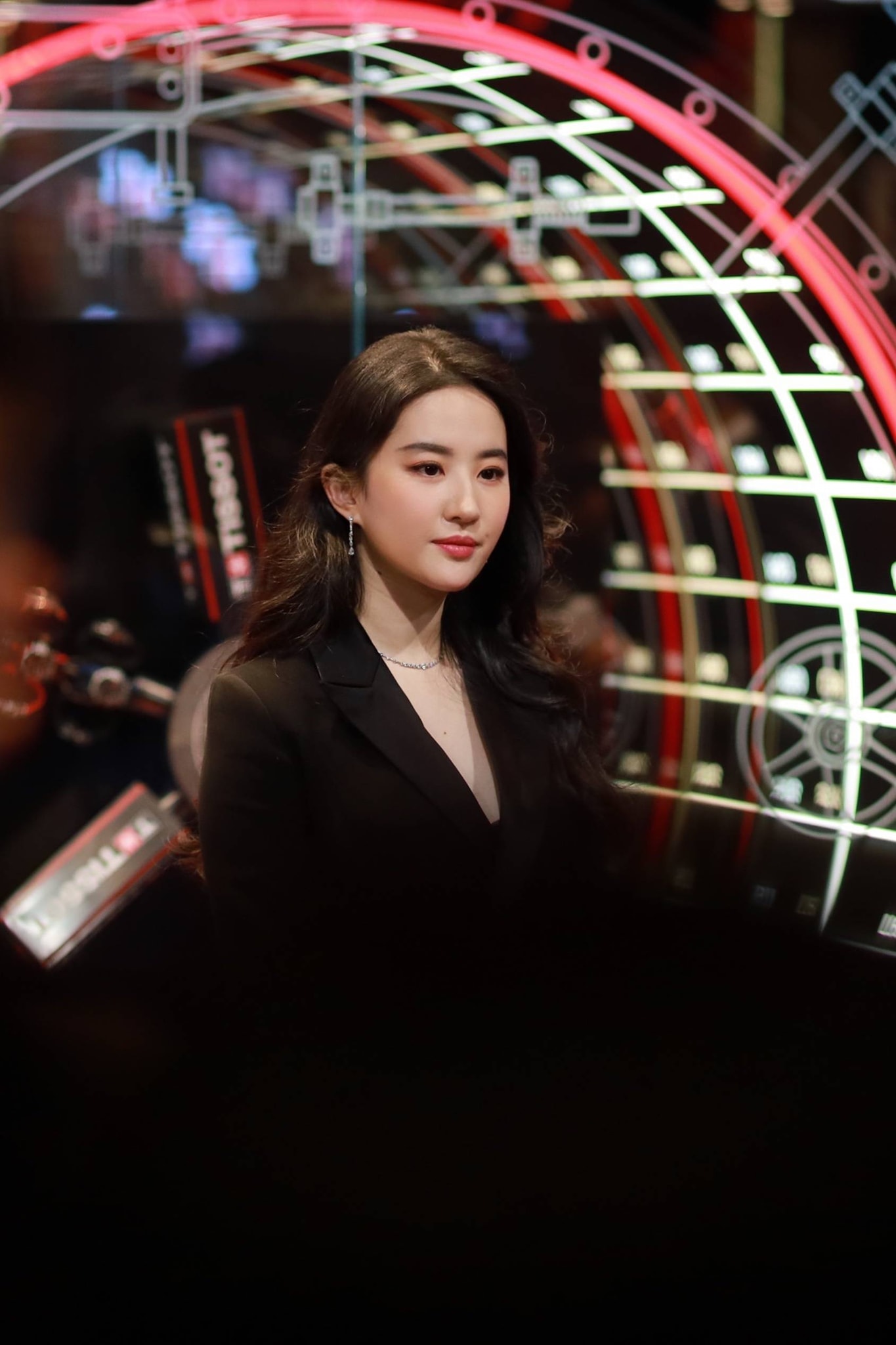 Ở tuổi 34, Lưu Diệc Phi đang dần chuyển sang sự quyến rũ, mặn mà.