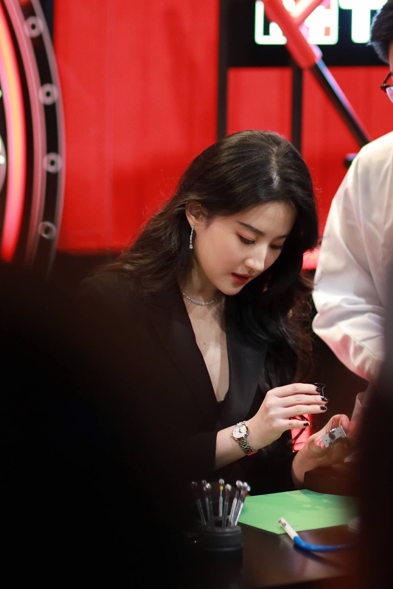 Sống mũi hơi gồ của Lưu Diệc Phi là điểm nhấn nổi bật trên gương mặt xinh đẹp này.