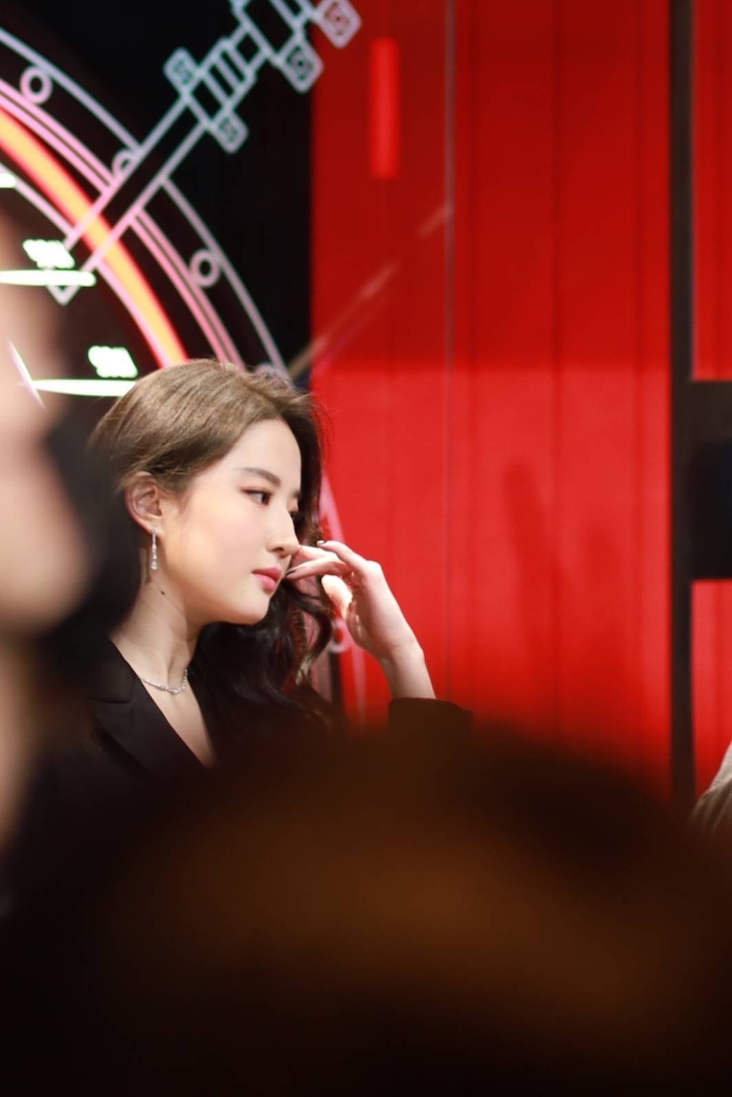 Cận cảnh nhan sắc đỉnh cao của Lưu Diệc Phi tuổi 34 - Ảnh 2