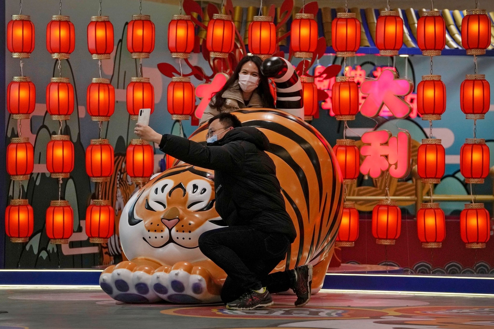 Tượng chú hổ tại Bắc Kinh trông mũm mĩm, đáng yêu và rất thân thiện. Ngoài bộ lông vằn màu vàng thì chú hổ này giống mèo nhiều hơn. Ảnh: AP