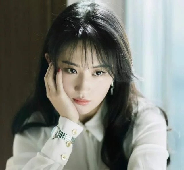 Hoặc kiểu tóc này khiến Lưu Diệc Phi bị nhầm với Cúc Tịnh Y.