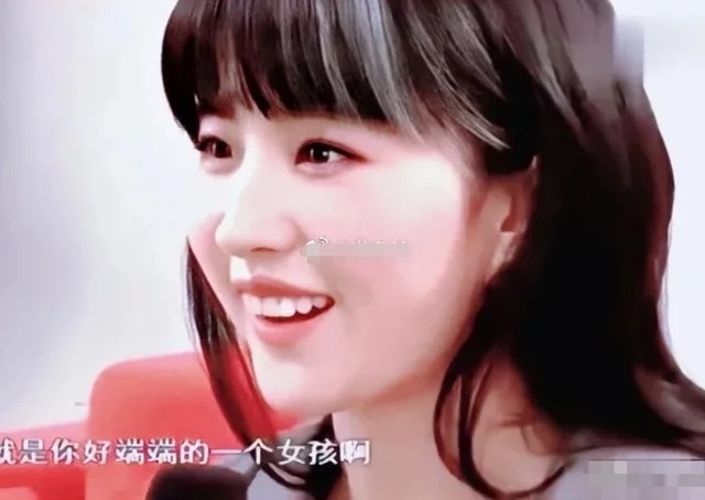 Khi để tóc mái, Lưu Diệc Phi lại bị nhầm với Dương Mịch.