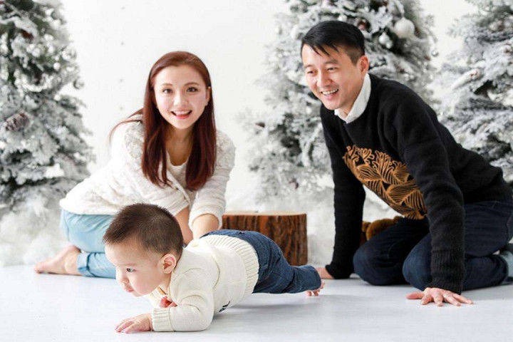 Gia đình 3 người hạnh phúc của Thái Viễn Hàng và Tôn Thiện. Gia đình 3 người hạnh phúc của Thái Viễn Hàng và Tôn Thiện.