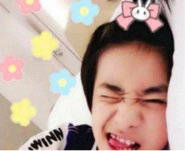 Là thành viên của nhóm nhạc thần tượng TFBoys và ra mắt khi còn rất trẻ, Dịch Dương Thiên Tỉ trước đây là một cậu bé dễ thương trong mắt công chúng. Nhưng theo thời gian, Thiên Tỉ giờ đã trưởng thành, trở thành một chàng trai có lối diễn gai góc trên màn ảnh rộng. Khi những bức ảnh thời ngây thơ bị đào lại, Dịch Dương Thiên Tỉ có lẽ sẽ đỏ bừng mặt vì mấy trò 'cute phô mai que' như thế này.