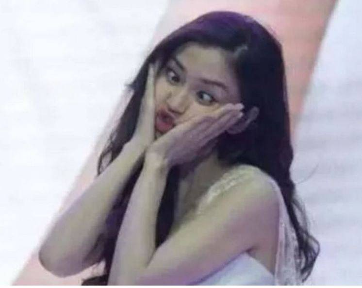 Angela Baby luôn nằm trong top những 'bình hoa di động' trứ danh của Cbiz. Có thể tài năng của cô ấy có hạn nhưng nhan sắc vô biên đã giúp cô có được vị trí tiểu hoa như hiện nay. Do tự tin về nhan sắc của mình mà Angela Baby đã có lần tự dìm bản thân như thế này. Cô ấy cố tình làm mắt lác, chu mỏ để làm xấu hình ảnh của bản thân. Giờ nhìn lại chắc chắn Angela Baby cũng sẽ tự giễu chính mình khi ấy.