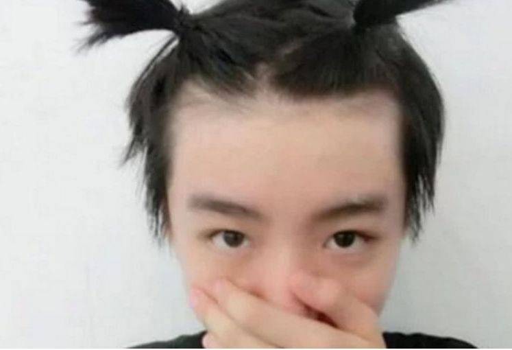 Cũng như người đồng đội Dịch Dương Thiên Tỉ, Vương Tuấn Khải giờ đã trở thành một chàng thanh niên nghiêm túc theo đuổi hoạt động nghệ thuật. Và ai cũng 'một thời trẻ trâu', cũng làm mấy trò như của Vương Tuấn Khải. Trông anh chàng khi đó thật gần gũi, đáng yêu.