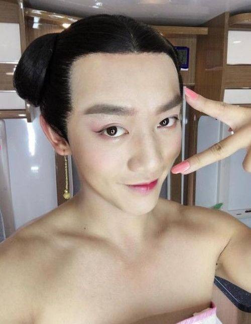 Trùm cuối không làm chúng ta thất vọng chính là Trịnh Khải. Anh đã trang điểm lồng lộn, đánh mắt hồng, môi xí muội, sơn móng hồng, làm tóc sương sương nhưng vẫn không thể che đi sự nam tính của mình. Cuối cùng, CDM được một phen cười bể bụng vì ngoại hình 'đồng bóng' của anh chàng.