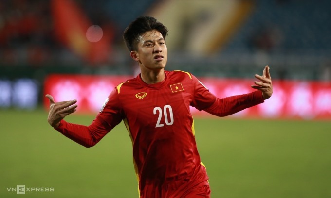 Phan Văn Đức ăn mừng sau siêu phẩm nâng tỷ số lên 3-0 cho tuyển Việt Nam. Phan Văn Đức ăn mừng sau siêu phẩm nâng tỷ số lên 3-0 cho tuyển Việt Nam.