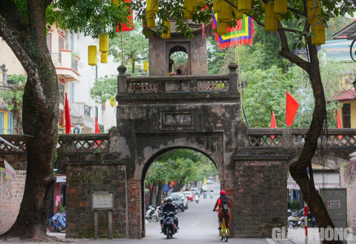 Ô Quan Chưởng hàng ngày tấp nập người xe qua lại nhưng sang nay chỉ lác đác như thế này. Ảnh; Báo Giao thông Ô Quan Chưởng hàng ngày tấp nập người xe qua lại nhưng sang nay chỉ lác đác như thế này. Ảnh; Báo Giao thông