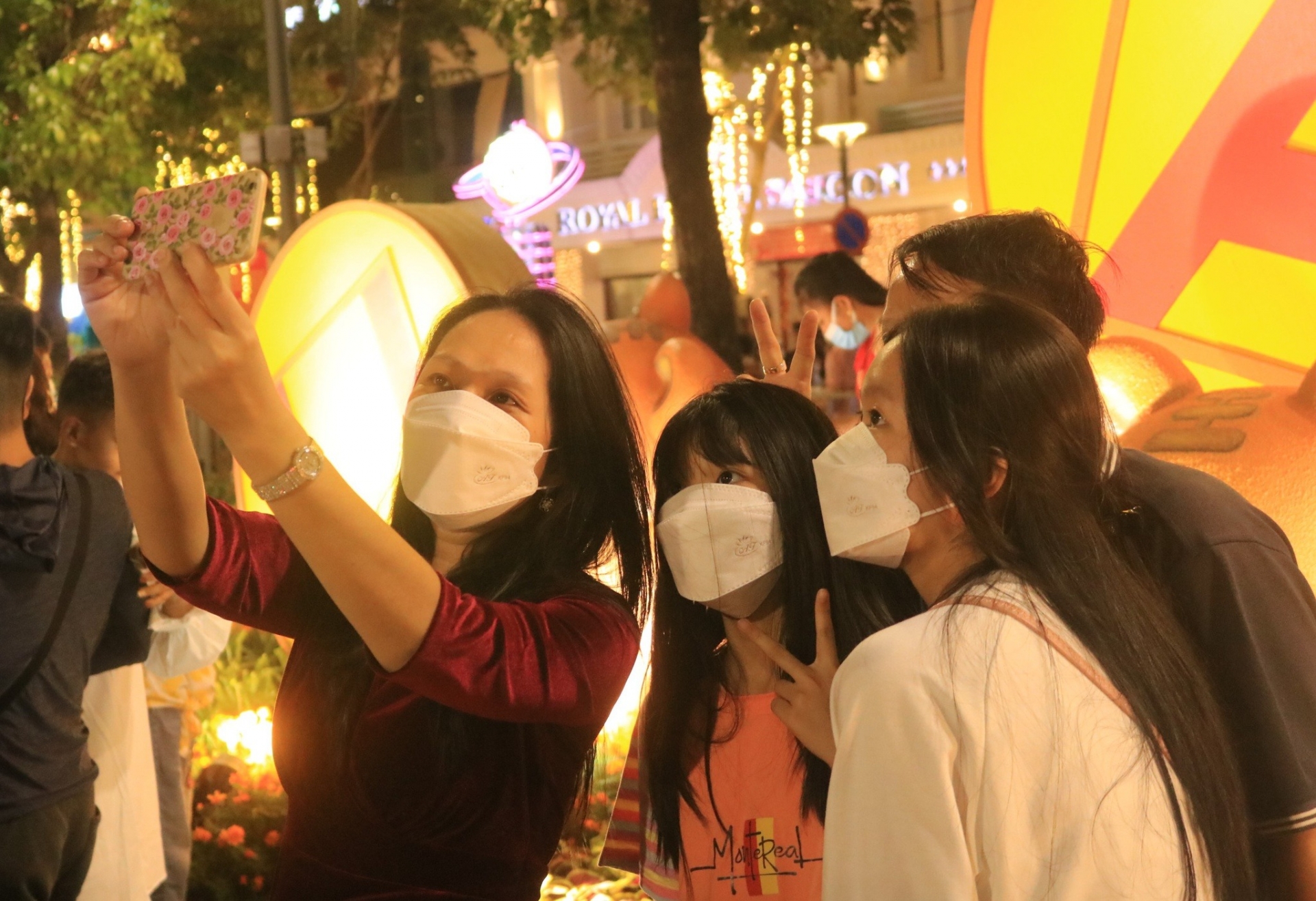 Người dân TP.HCM nô nức đón xuân Nhâm Dần. Những hình ảnh bình yên này chính là tín hiệu tốt lành, dự báo thành phố và đất nước sẽ hồi sinh sau dịch.