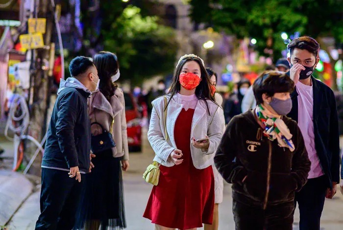 Dòng người đi lễ chùa đón năm mới tại phường Bạch Đằng, TP Hạ Long, Quảng Ninh. Có thể thấy dù đi du xuân nhưng ai cũng đeo khẩu trang phòng dịch nghiêm túc.