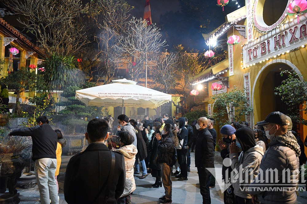 Chùa Quán Sứ, Hà Nội rất đông người dân đến cầu phúc vào ngày Mùng 1 Tết Nhâm Dần.