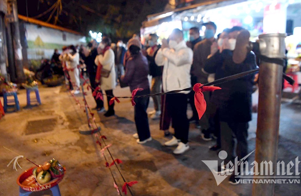 Còn tại Phủ Tây Hồ, do phủ không mở cửa nên nhiều người dân vẫn đứng bên ngoài vái vọng vào. Năm nay, do tình hình dịch Covid-19 nên nhiều chùa tại Hà Nội không mở cửa vào dịp đầu xuân năm mới.
