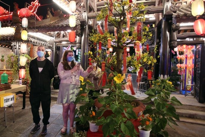 Không khí đón giao thừa và mừng năm mới tại Đà Nẵng năm nay cũng bình lặng hơn bình thường. Người dân thành phố vẫn giữ phong tục lên chùa cầu bình an và may mắn trong năm mới.